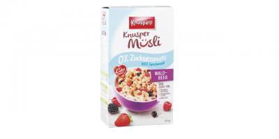 Knusperli Knusper Müsli Waldbeer: Packung zeigt Schale mit Müsli und darum hermum kullernden blauen und roten Beeren