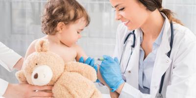 Kleinkind wird von Kinderärztin geimpft