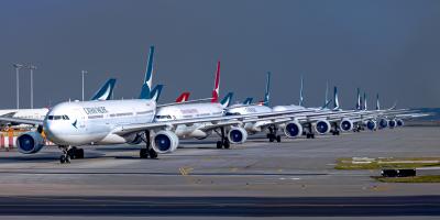 Viele in einer Warteschlange geparkte Passagierflugzeuge auf einer Runway