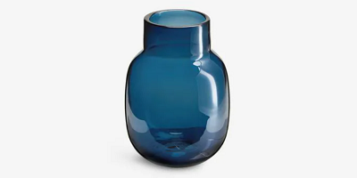 Blaue Glasvase vor weißem Hintergrund