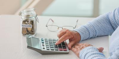 Pensionistin Taschenrechner Glas mit Münzen und der Aufschrift Pension