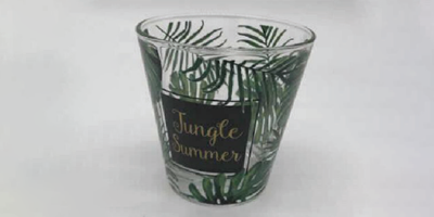 Konisches Trinkglas mit aufgedruckten Palmblättern und Aufschrift "Jungle Summer"