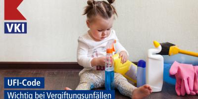 Ein Kleinkind, das mit Putzmitteln spielt.