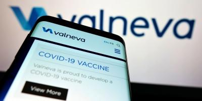 Smartphone mit Infos zum Covid-Impfstoff Valneva