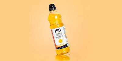 Durchsichtige Flasche mit orangefarbenem Getränk befüllt