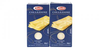 Barilla Collezione Lasagne N. 189: zwei verschlossene Packungen des Produkts nebeneinandergelegt, blaue Schachteln mit Sichtfenster; neue Verpackung mit weniger Inhalt als ursprüngliche Variante