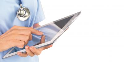 Ärztin bedient ein Tablet Großaufnehme