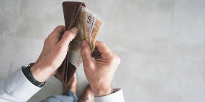 Hände mit offener Brieftasche