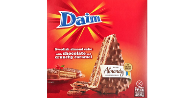 Orange Verpackung mit einem Stück der Mandeltorte