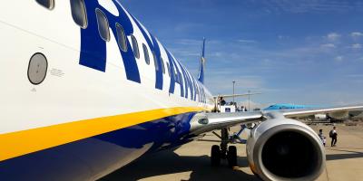 Ryanair-Flugzeug von der Seite