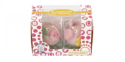 2 Glücksbringer: rosa Marzipanschweinchen in Umhüllung; Die Schweinchen stammen aus Thailand.