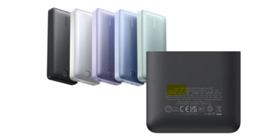 Verschiedenfarbige Powerbanks in einer Reihe und eine Detailaufnahme von wichtigen Daten auf der Rückseite