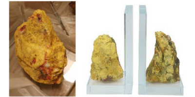 Zwei Buchstützen mit dem gelbgolden Mineral Auripigment, einmal nur das Mineral