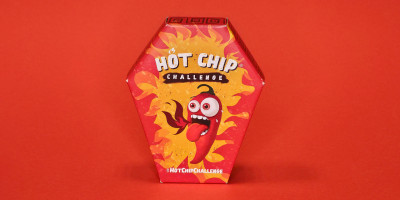 Hot Chip Challenge: Verpackung mit stilisierter roter, feuerspeiender Chilischote