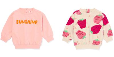 Zwei Kindersweatshirts, eines mit Aufschrift "Sunshine", eines mit stilisierten Erdbeeren