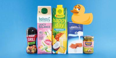 Negativpreis KonsumEnte 2024: Grillgewürz, Hohes C, Happy Day Saft, Lindt Schokoladentafel, Thunfischpesto auf blauem Hintergrund mit stilisierter gelber Ente