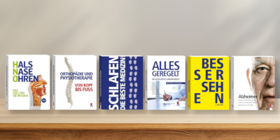 Die KONSUMENT-Bücher als, Nase, Ohren / Orthopädie und Physiotherapie – Von Kopf bis Fuß / Schlafen. Die beste Medizin! / Alles geregelt. Das KONSUMENT-Vorsorgebuch / Besser sehen / Alzheimer auf einem Bücherregal-Hintergrund