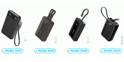 Vier unterschiedliche schwarze Powerbanks mit Bezeichnung darunter nebeneinander