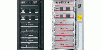 Ein dunkler und ein heller geöffneter Batterieschrank mit modularen Lithium-Ionen-Speichern. Beide Systeme bestehen aus mehreren 4,0-kWh-Einheiten, die vertikal gestapelt sind. Oben befinden sich Anschluss- oder Steuerungskomponenten. Solche Systeme dienen zur Energiespeicherung, etwa für Notstrom, Lastmanagement oder erneuerbare Energien.