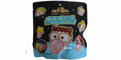 Bunte Verpackung mit der Aufschrift „Decompress Ball“ sowie chinesischen Schriftzeichen. Der Markenname „Poceta & Friends“ ist oben zu sehen. Das Design zeigt ein Comic-ähnliches Gesicht mit Brille und einem pinken Ball im Mund – vermutlich der "Decompress Ball". Rundherum sind mehrere Illustrationen von Früchten und Figuren abgebildet, darunter Drachenfrucht und andere Fruchtmotive.