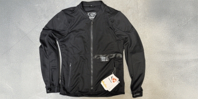 Liegende schwarze Motorradjacke mit weißen beschrifteten Etiketten