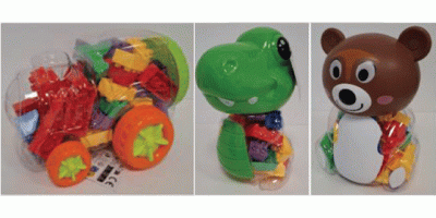 3 verschiedene Kunststoffbehälter in Tier- und Fahrzeugformen, die mit bunten Bausteinen gefüllt sind. Links ist ein Auto mit orangefarbenen Rädern, in der Mitte ein grüner Dino und rechts ein brauner Bär mit großem Kopf. Die Behälter sind durchsichtig und zeigen den farbigen Inhalt.