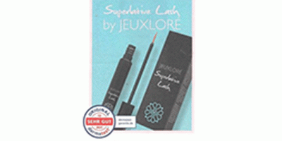 Werbeanzeige für das Kosmetikprodukt „Superlative Lashes“ von JEUXLORE. Abgebildet sind eine geöffnete Mascara mit feiner Bürste, die Verpackung und das Produktlogo. Unten links befindet sich ein Siegel mit der Aufschrift „SEHR GUT“ von einem Bewertungsportal. Der Hintergrund ist hellblau mit weißer und rosa Schrift.