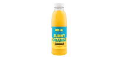 Eine Flasche Billa immer gut Sunny Orange gefüllt mit Orangensaft vor weißem Hintergrund.
