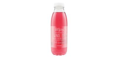 Eine Flasche Spar enjoy Wake up Himbeer Zitrone Guarana vor weißem Hintergrund.