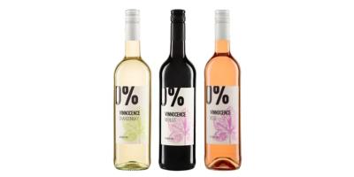 Drei Flaschen alkoholfreier Wein in den Sorten Chardonnay, Merlot und Rosé vor weißem Hintergrund. 