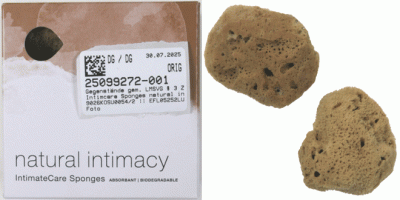 Quadratische Kartonverpackung in Weiß und Braun mit der Aufschrift "natural intimacy". Daneben zwei braune echte Naturschwämme.