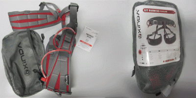 Graues Klettergurt-Set der Marke Xinda mit roten Gurten. Links ausgepackt sichtbar: Hüftgurt, Beinschlaufen und Anhängepunkte, daneben Etikett. Rechts verpackt im grauen Netzbeutel mit Aufdruck „GT HARNESS“ und Produktabbildung, Größenangaben und CE-Kennzeichnung.