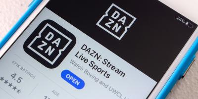 DAZN-Logo und App am Smartphone