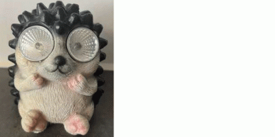 Igelfigur, deren Augen Lichter sind