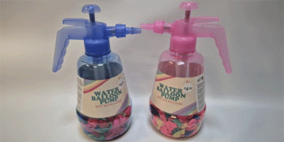 Zwei Wasserbomben-Pump-Sets für Kinder ab 8 Jahren: Jedes Set enthält eine farbige Pumpflasche (blau oder pink) mit Griff und Düse sowie 300 bunte Wasserballons im Inneren. Die Etiketten tragen den Schriftzug „WATER BALLOON PUMP WITH 300 BALLOONS“.
