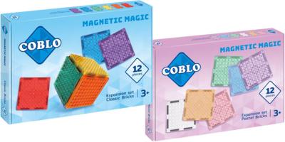 Zwei COBLO-Magnetspielzeugsets für Kinder ab 3 Jahren. Das blaue Set „Classic Bricks“ und das pinke Set „Poster Bricks“ enthalten jeweils 12 bunte magnetische Bausteine. Die Verpackungen zeigen kreative Bauformen und fördern spielerisch Fantasie und Feinmotorik. Ideal als Erweiterungssets für bestehende Magnetspielzeuge.
