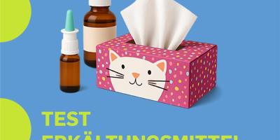 Eine Taschentuchbox und zwei Medikamentenfläschchen auf blauem Hintergrund. Test Erkältungsmittel.