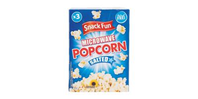 Eine Packung Snack Fun Microwave Popcorn in blauem Design mit abgebildetem Popcorn vor weißem Hintergrund. 