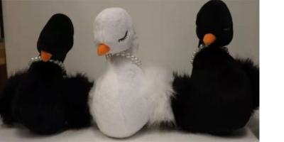 Plüsch-Schwan mit Perlenkette