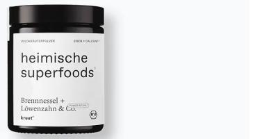 Schwarzes Glas mit schwarzem Schraubverschluss. Weißes Etikett, das fast das ganze Glas bedeckt, darauf schwarze Schriften.