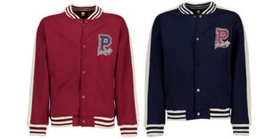 Zwei Kinder-Bomberjacken, eine rot, die andere blau. Jeweils Kragen und Bündchen gestreift.