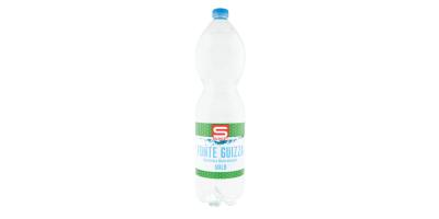 S-Budget mit italienischem Mineralwasser im heimischen Supermarktregal