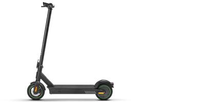 schwarzer E-Scooter vor weißem Hintergrund