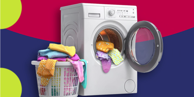 Eine weiße Waschmaschine mit geöffneter Tür, aus der bunte Wäsche hängt. Daneben steht ein Wäschekorb mit weiterer Kleidung. Hintergrund in kräftigen Rot- und Blautönen mit grünen Akzenten.