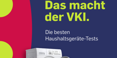 Werbegrafik des VKI mit Text zu Haushaltsgeräte-Tests und einer geöffneten Waschmaschine, vor der ein voller Wäschekorb steht.