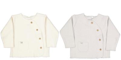 2 Babyjacken, eine blassgrün, die andere blassrosa, mit asymetrischer Knöpfung