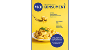 Tortellini mit Gabel und Teller vor gelbem Hintergrund