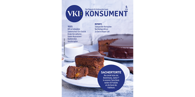 Das Bild der Titelseite von KONSUMENT 5/2026 zeigt ein Stück Sachertorte