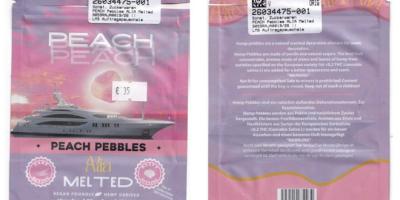 Das Bild zeigt Vorder- und Rückseite einer rosafarbenen Verpackung mit der Aufschrift „Peach Pebbles“. Auf der Vorderseite ist eine Yacht vor stilisiertem Hintergrund abgebildet, darunter „Air Melted“ sowie Angaben zu Inhalt und Dosierung. Die Rückseite enthält Produktinfos, Warnhinweise und einen Barcode.