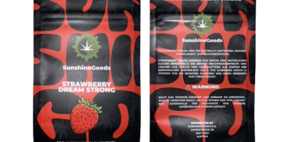 Das Bild zeigt die Vorder- und Rückseite einer schwarz-roten Verpackung mit dem Aufdruck „Strawberry Dream Strong“ der Marke SunshineGoods. Ein stilisiertes Cannabisblatt und eine Erdbeere sind abgebildet. Die Rückseite enthält Produktinfos, Warnhinweise und Herstellerangaben. Das Design wirkt auffällig und modern mit kontrastreichen Farben.